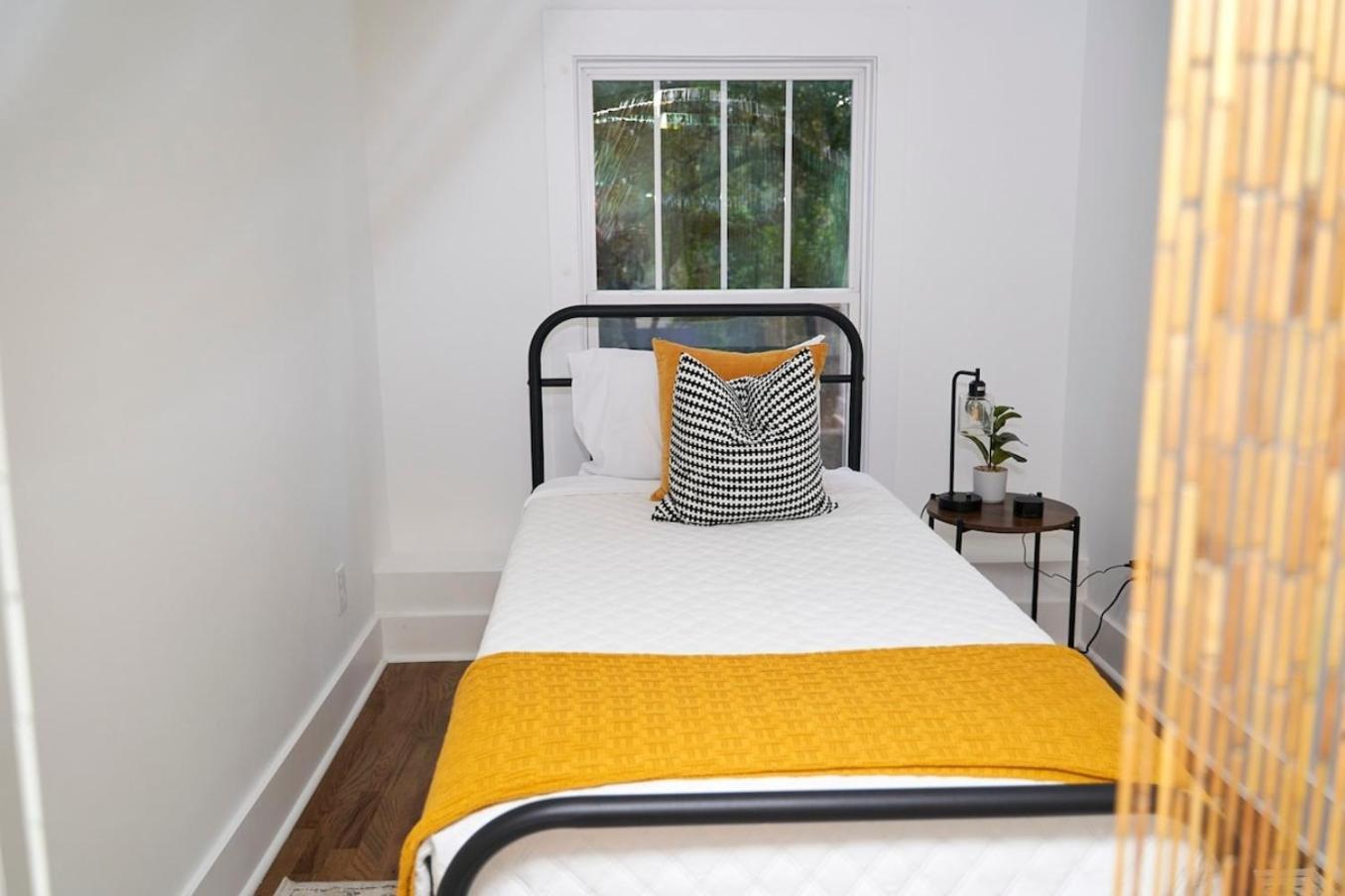 Spacious Retreat Near Downtown, Atl Атланта Екстериор снимка
