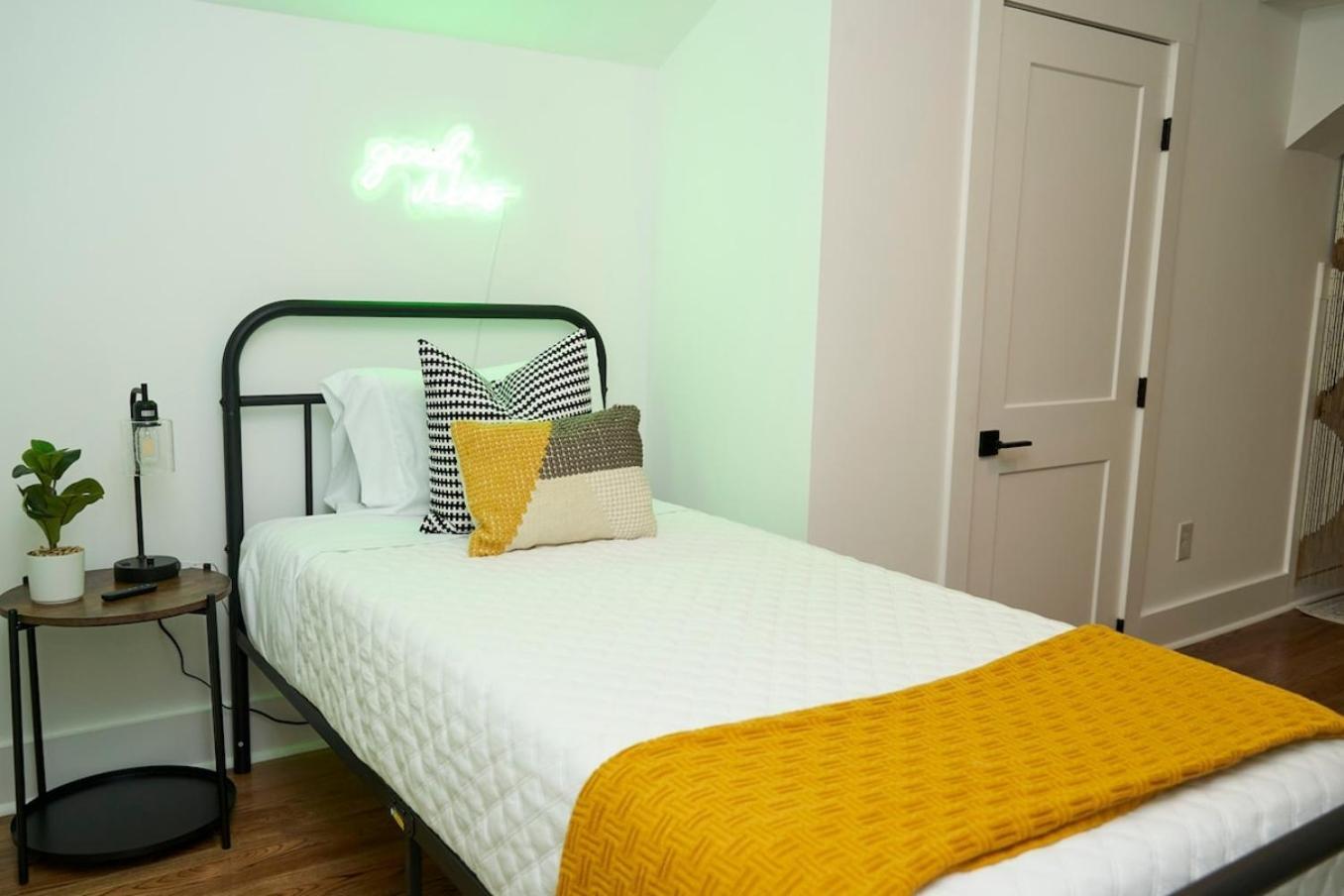 Spacious Retreat Near Downtown, Atl Атланта Екстериор снимка